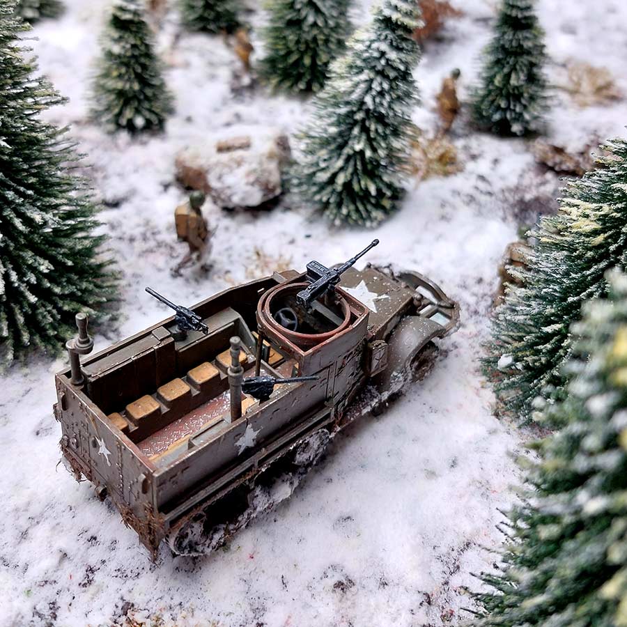 Collage de bords en carton mousse et pose d'une étiquette autocollante